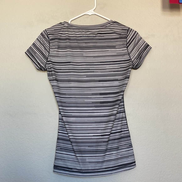 Under Armor Athletic Shirt - Picture 4 of 5